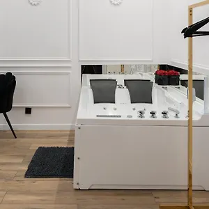 https://apartament-shine-jacuzzi-starowilna-krakw.krakowhotelspoland.com